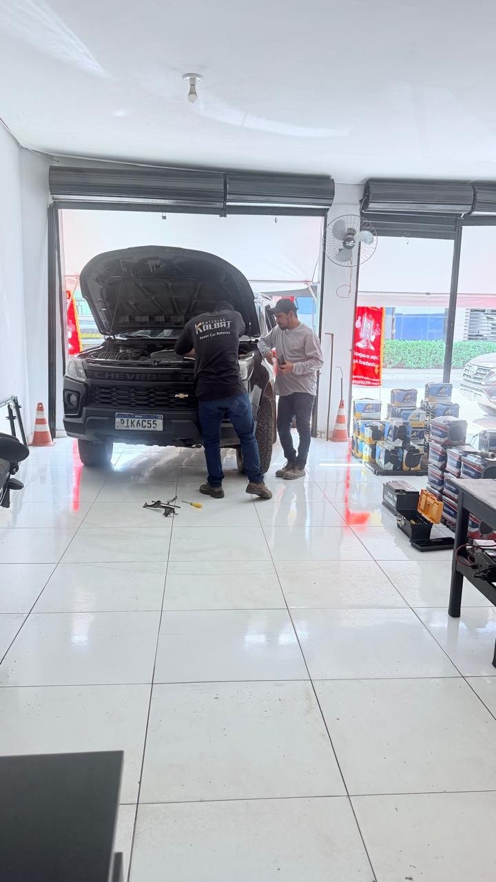 Técnicos realizando atendimento em uma caminhonete Chevrolet