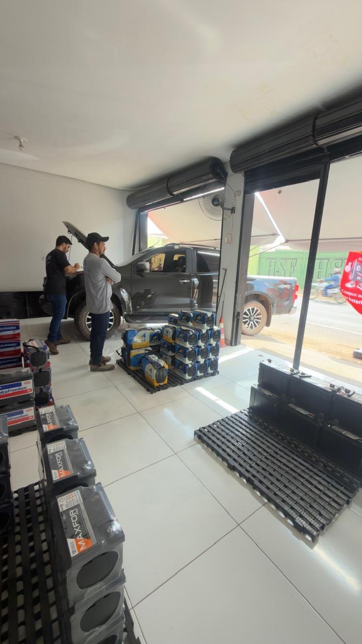 Atendimento e instalação de bateria em caminhonete na loja