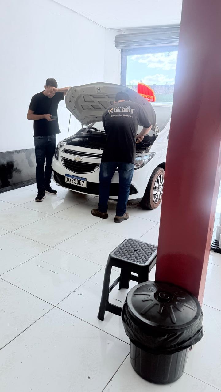 Atendimento de troca de bateria em veículo na loja