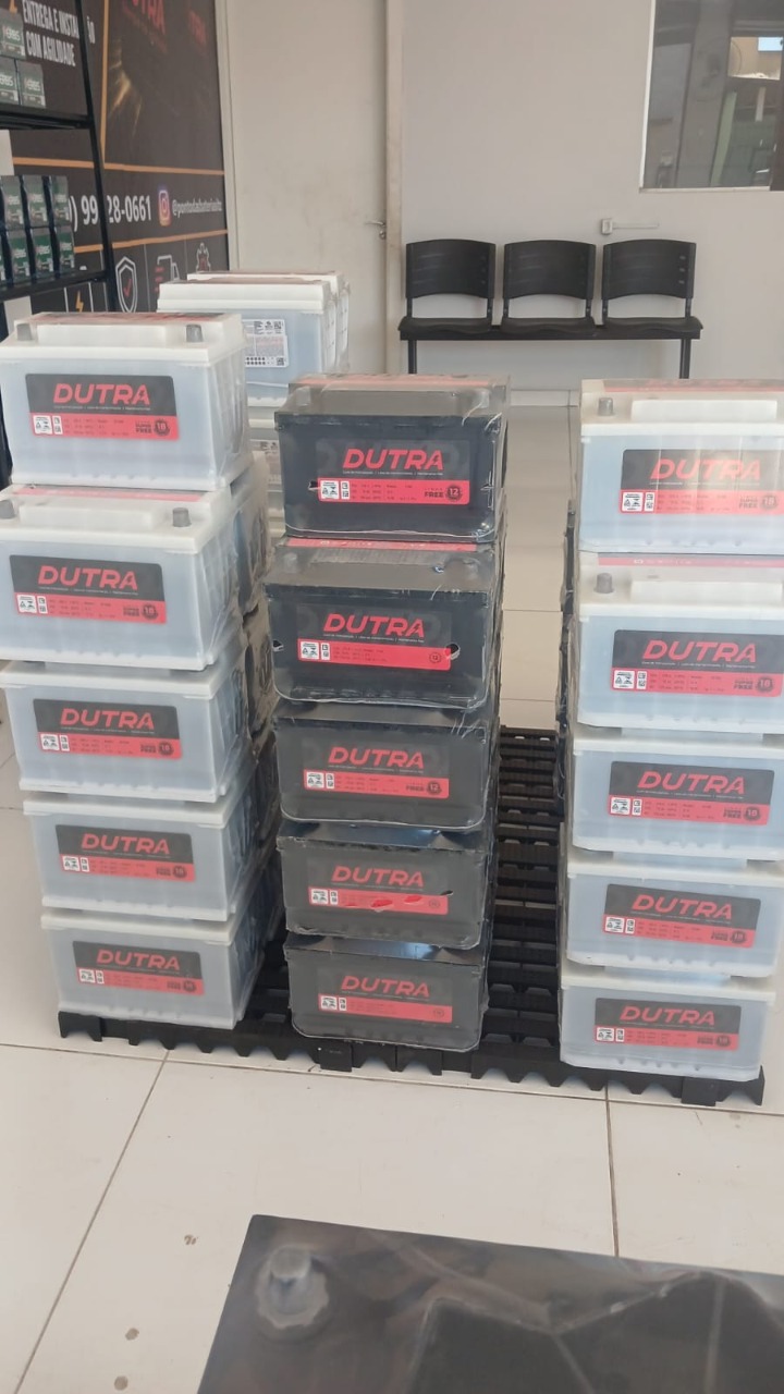 Estoque de baterias Dutra empilhadas