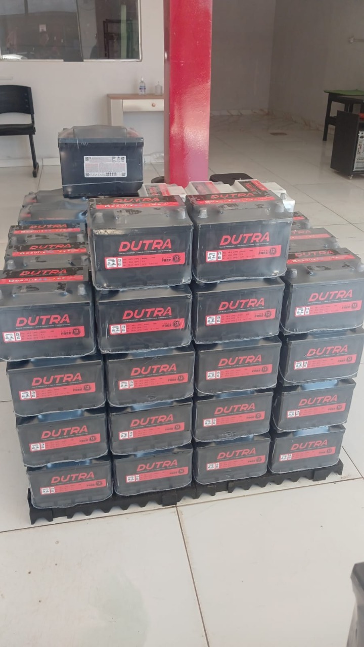 Baterias Dutra organizadas em pilhas