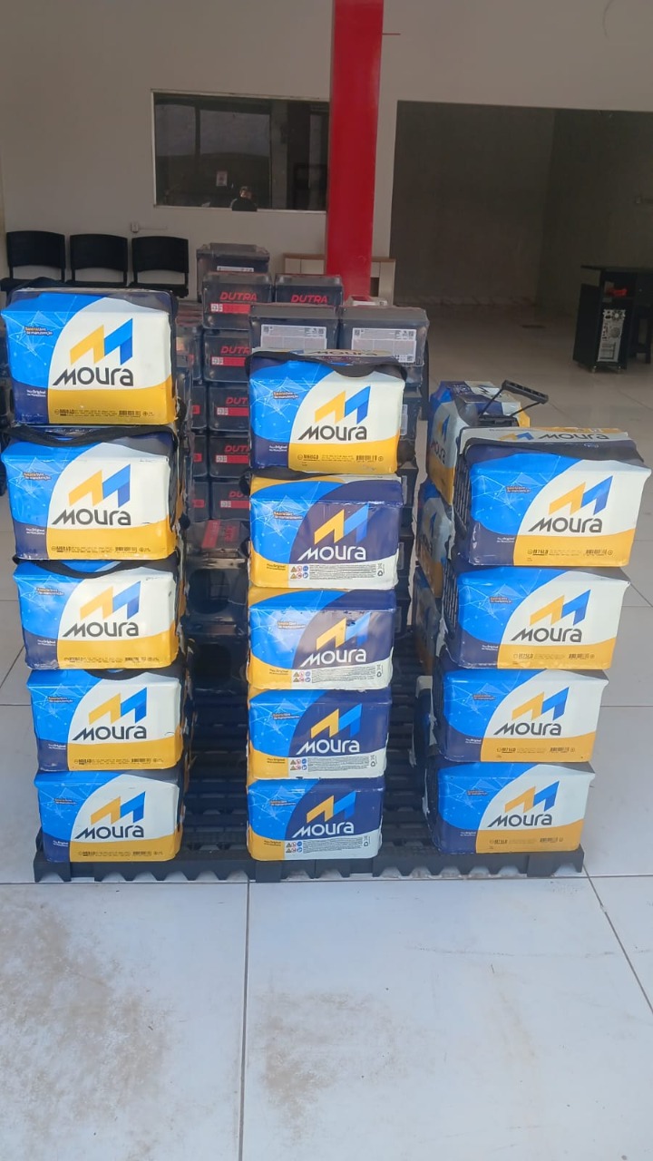 Estoque de baterias Moura na loja