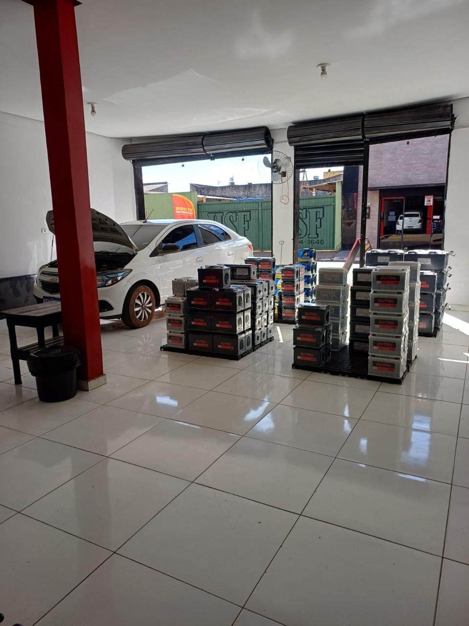 Estoque de baterias exposto no interior da loja